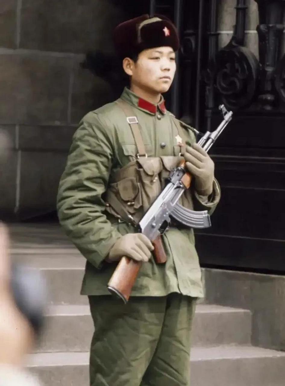 老照片# 上世纪七十年代初,身穿六五式军装执勤站岗的解放军战士.