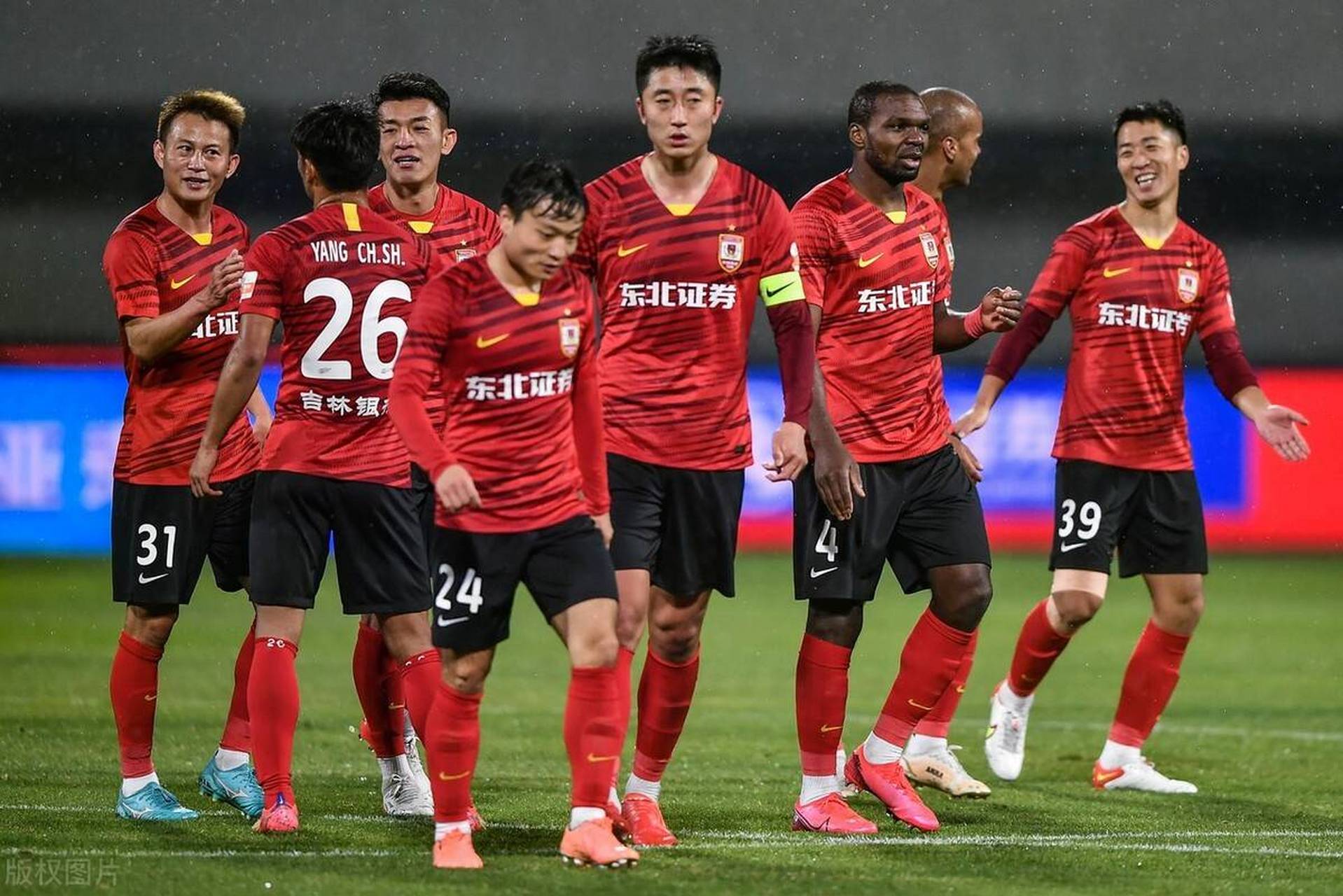 黄强歪谈体育认为,一位外援从中超到中甲,是一个降维发展,在中超都是