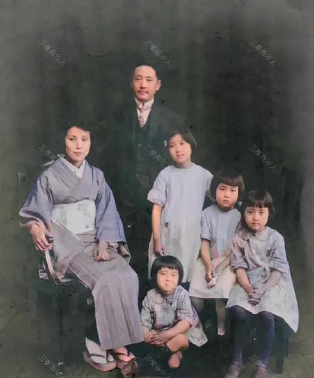 照片中,最右边的那个小姑娘就是蒋英.她是五个女儿中排行第三的.
