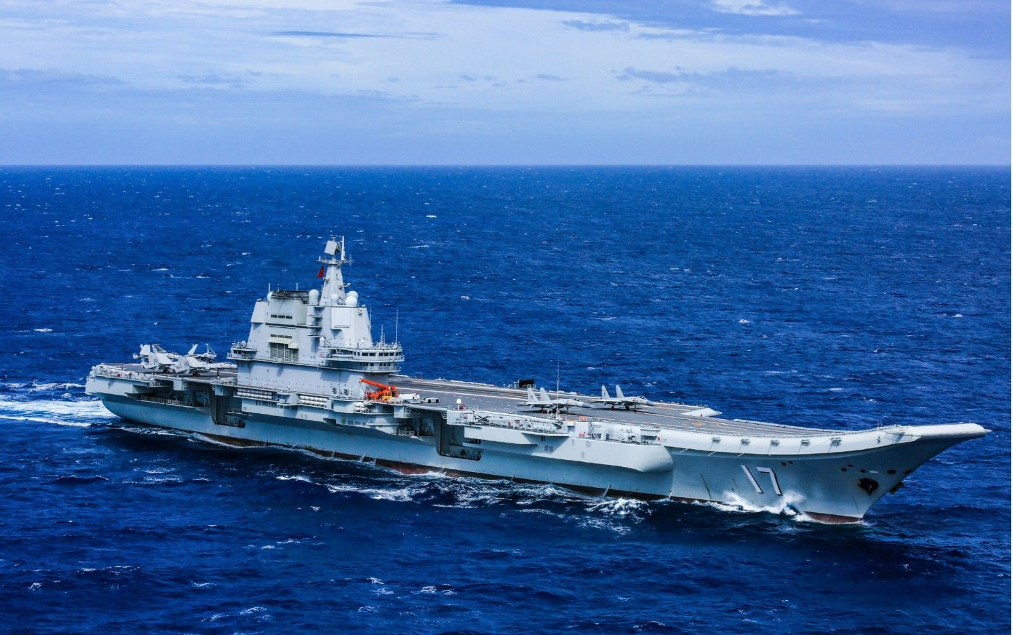 0892山东舰穿越台湾海峡画面首次公开 近日,中国人民解放军海军