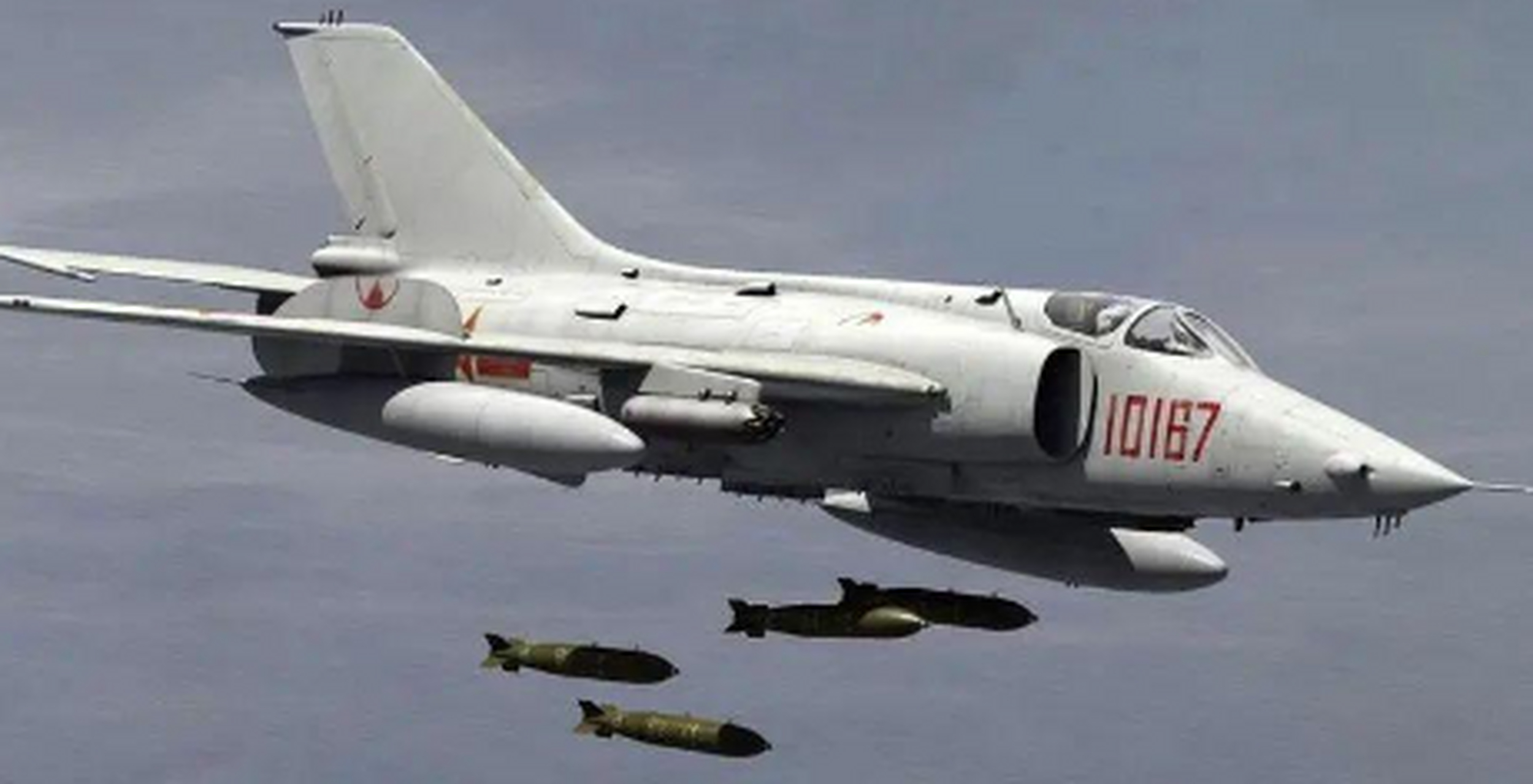 强5战机出现在苏丹战场,突袭了叛军的机场,战斗力仍旧满满 说强5是老