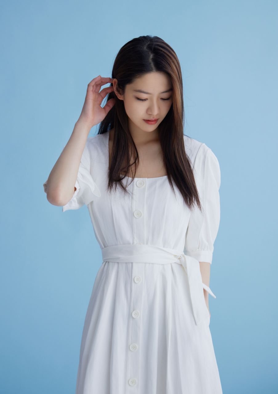 向涵之 春风过江南赠予一片夏, 秋风过梧桐黄了一片秋, 我总喜欢把