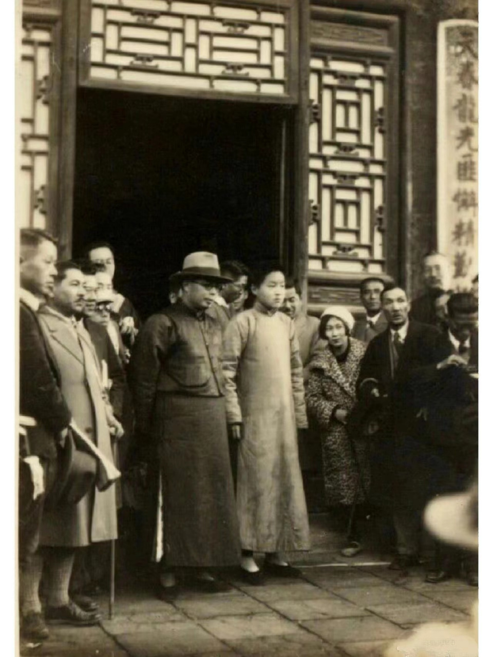 1930年代,最后一代衍圣公孔德成.就是站着的那个小男孩.