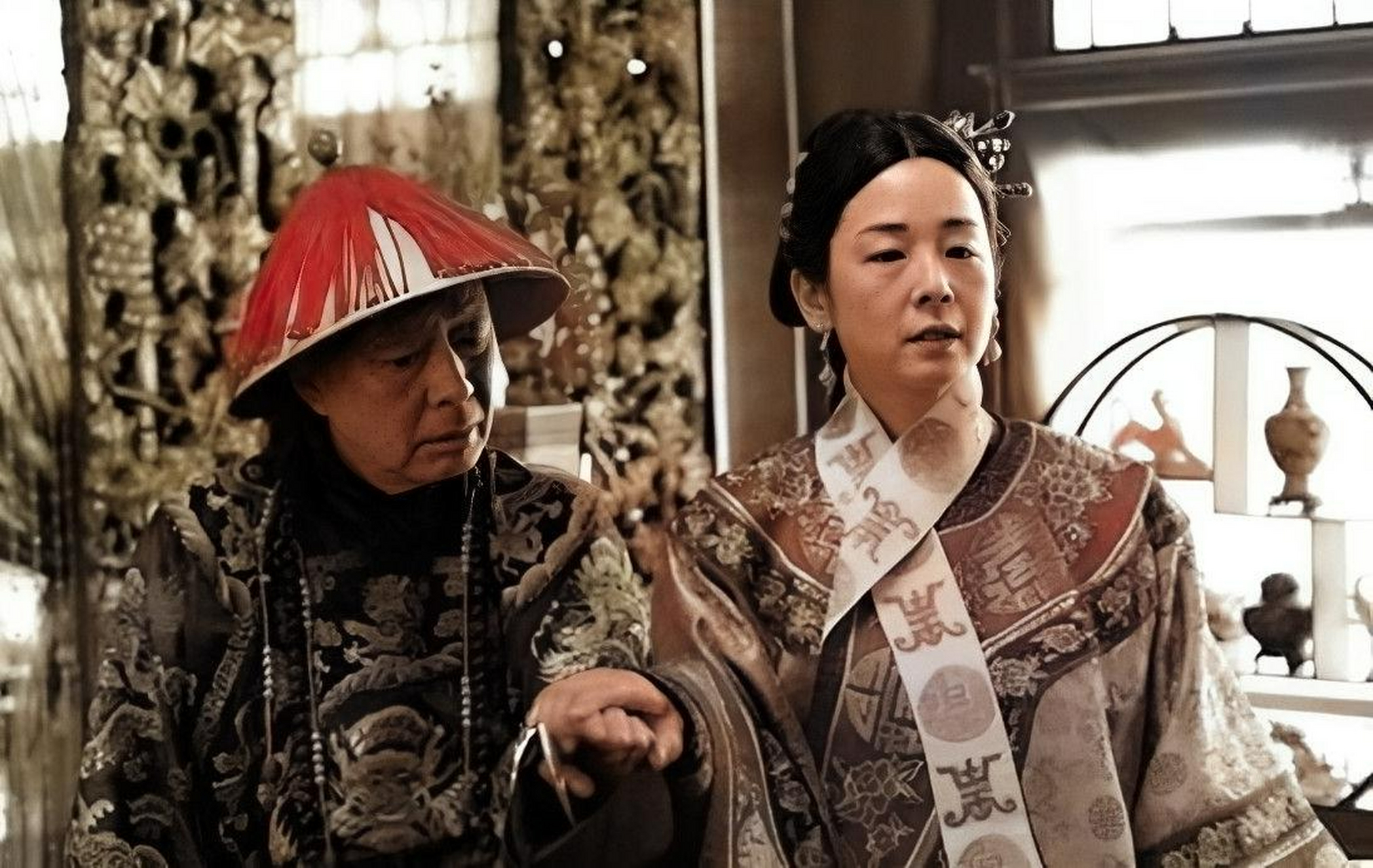 有一次,太监李莲英陪慈禧去著名演员杨小楼看戏,慈禧看完戏心情大好