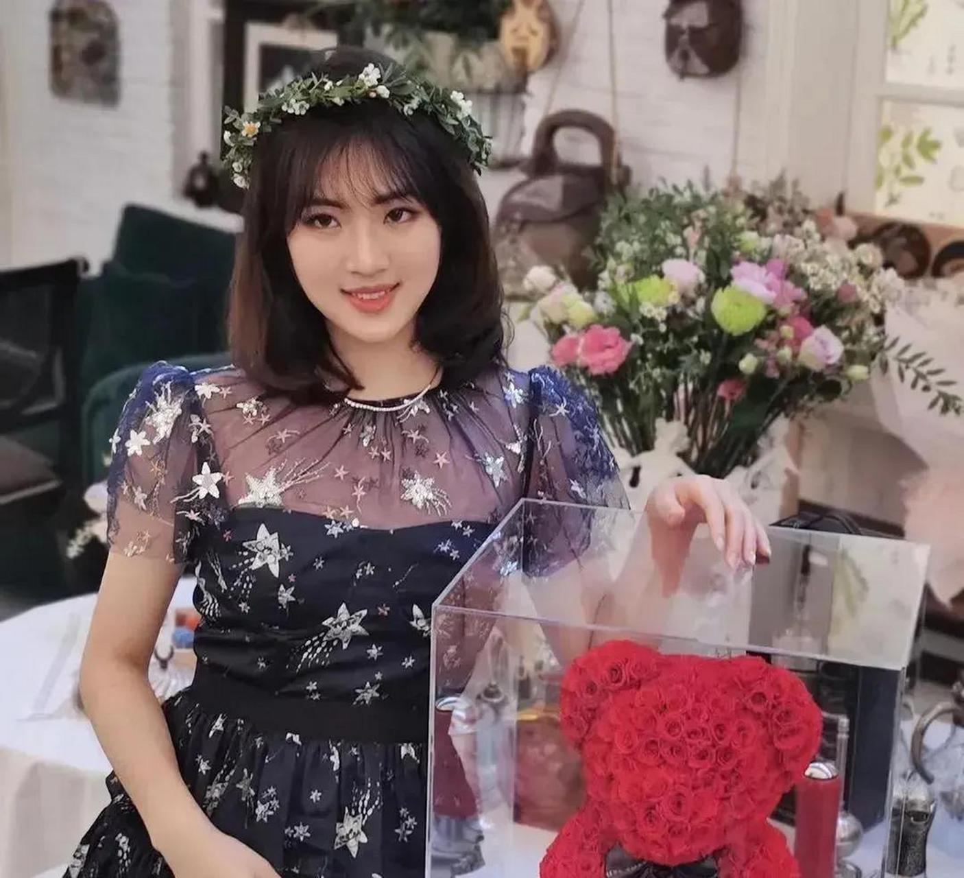 gif创作人# 万万没有想到,华为的大小姐年轻的时候居然这么漂亮,腿