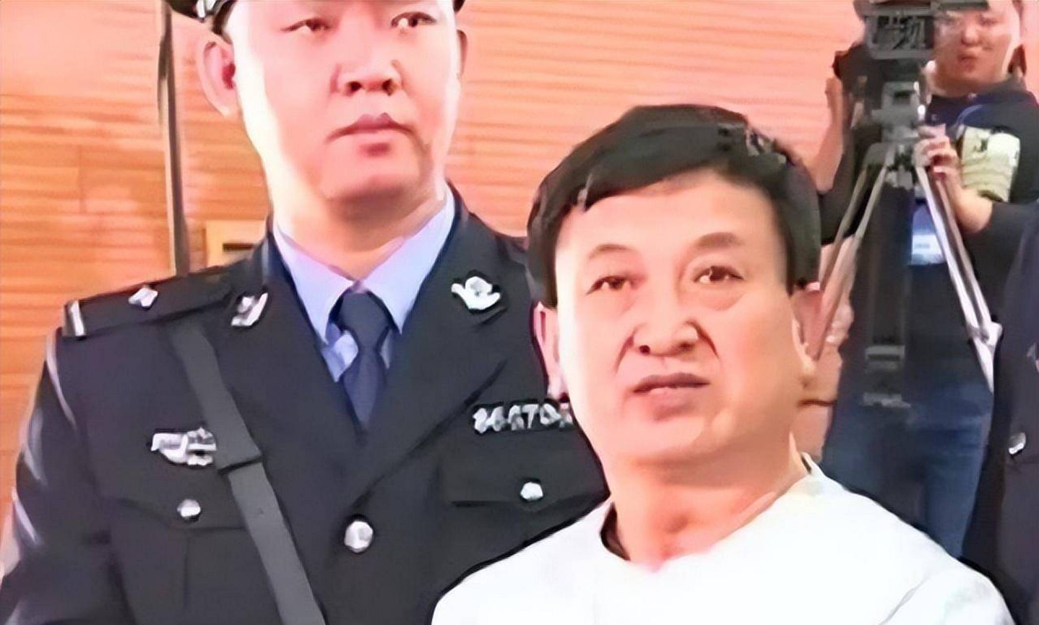 2016年,辽宁,盗墓贼姚玉忠在庭审现场的影像,镜头中他长着国字脸