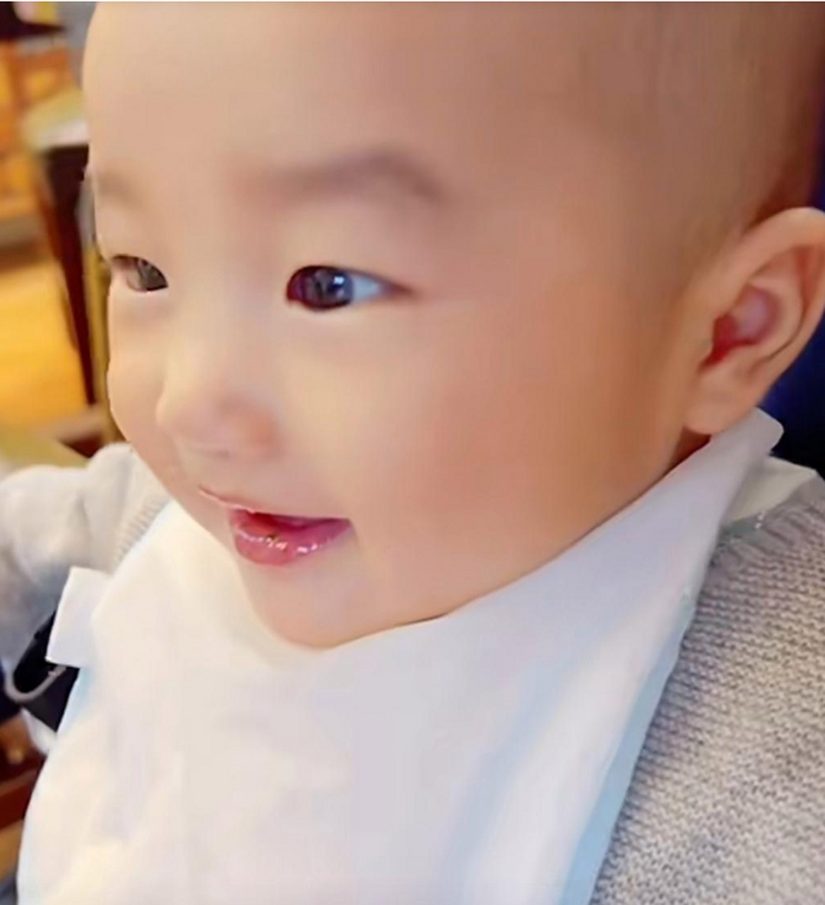 李亚鹏老婆晒女儿吃饭画面,小夏夏剃了光头还没长出来头发.