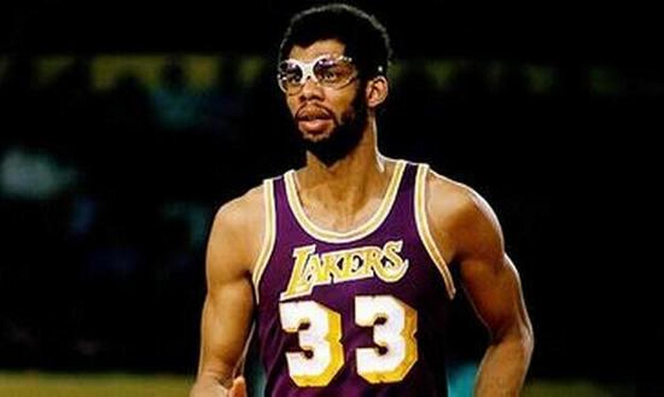 贾巴尔是nba历史得分王,荣誉就不说了,只是天勾这个进攻技巧,就让他在