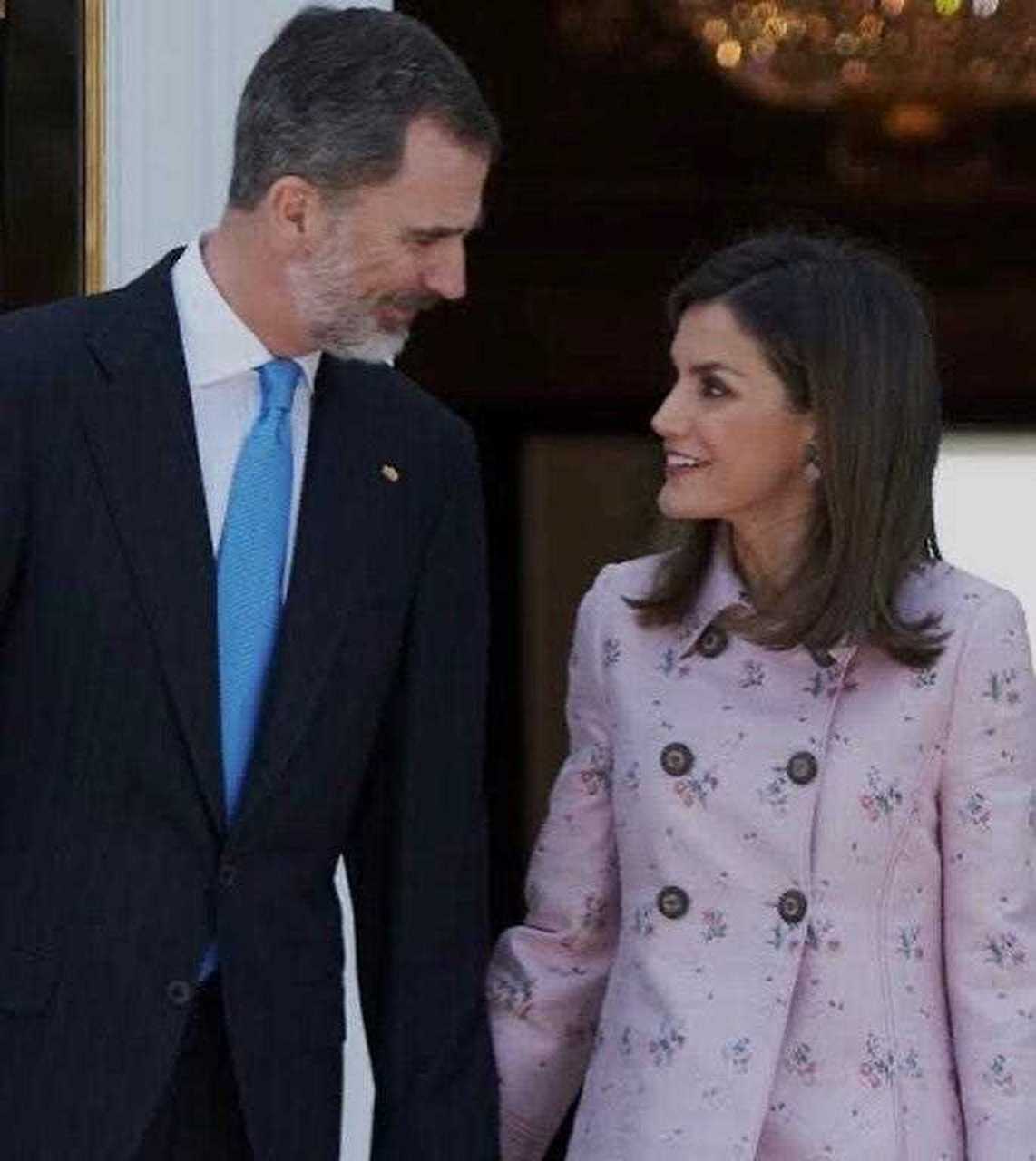 西班牙费利佩国王和莱后同框的模样,莱后的眼神真的好甜啊.