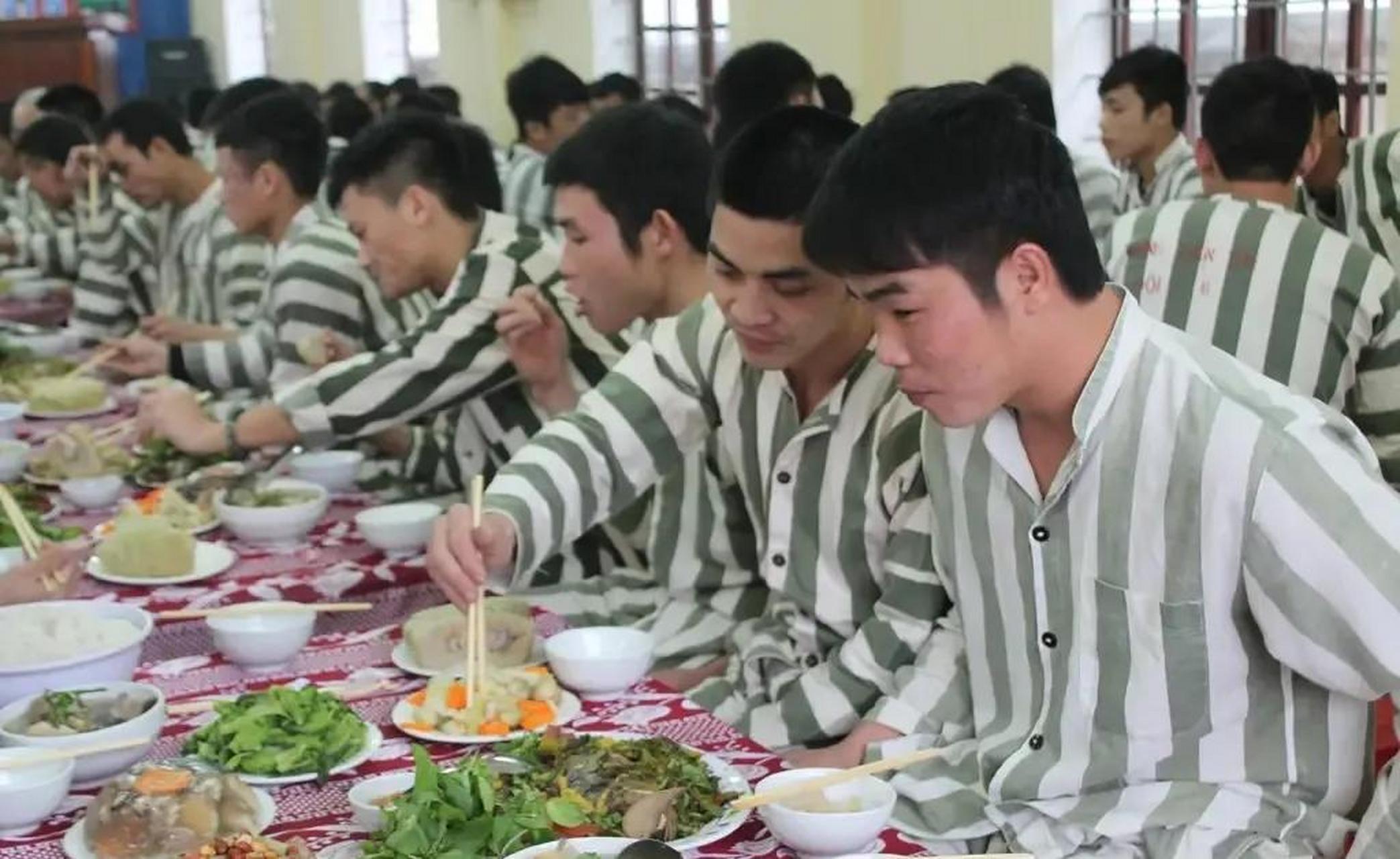 越南过年放假6天,除夕至正月初五,越南监狱犯人也有年过,通过这几张