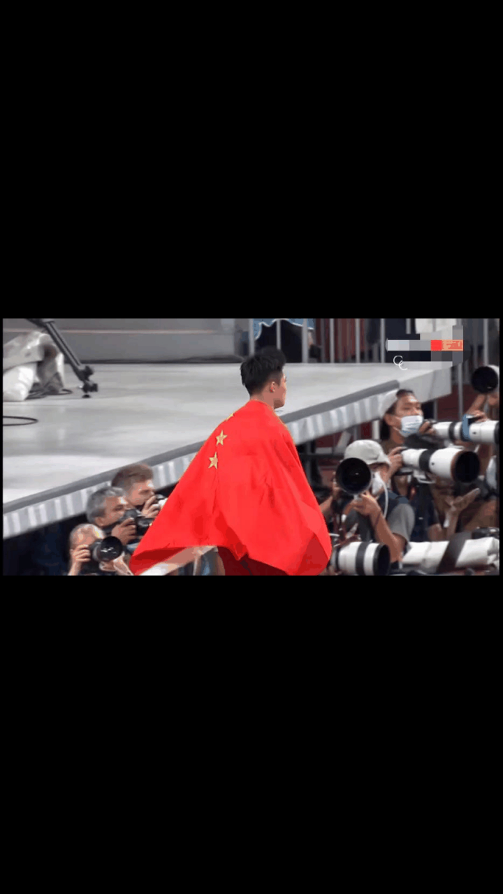 gif创作人# 苏炳添赛后落寞的背影让人心酸!