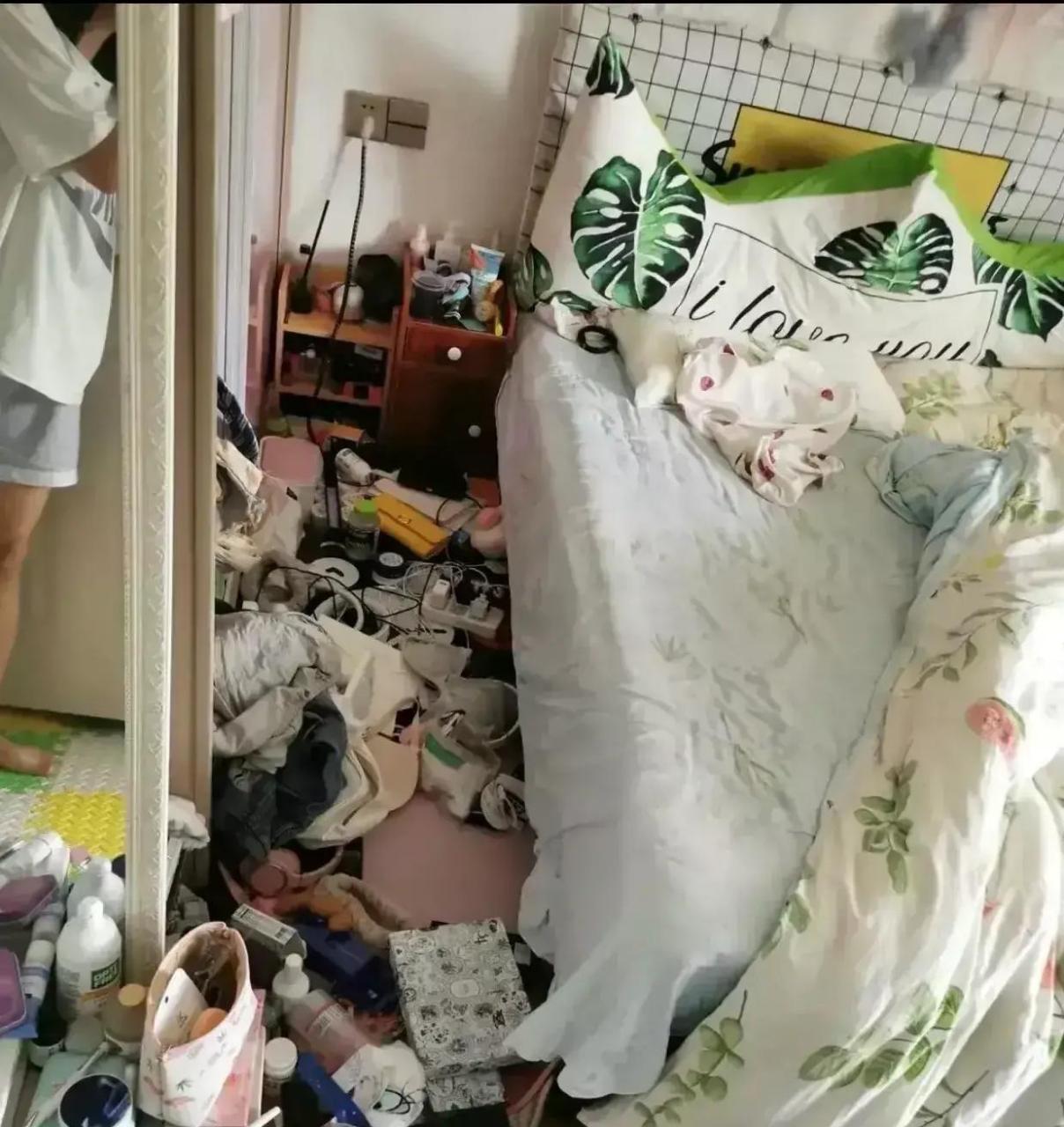 女孩子的房间,都是这样的吗,看着比男生的都邋遢啊