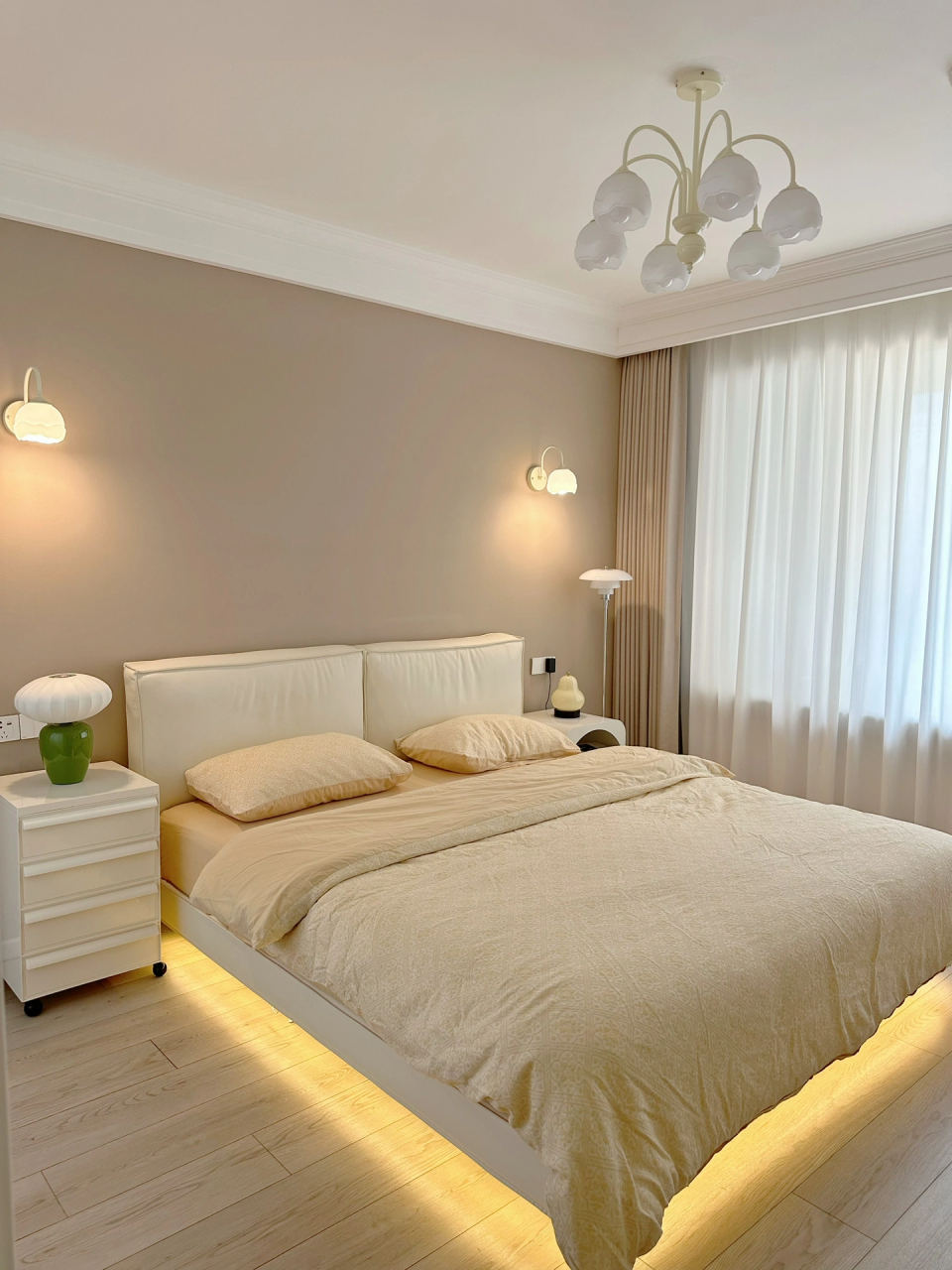 简单装修的卧室就已经很舒服啦～ - 关于卧室 墙面:杏子灰和布莱垦棕