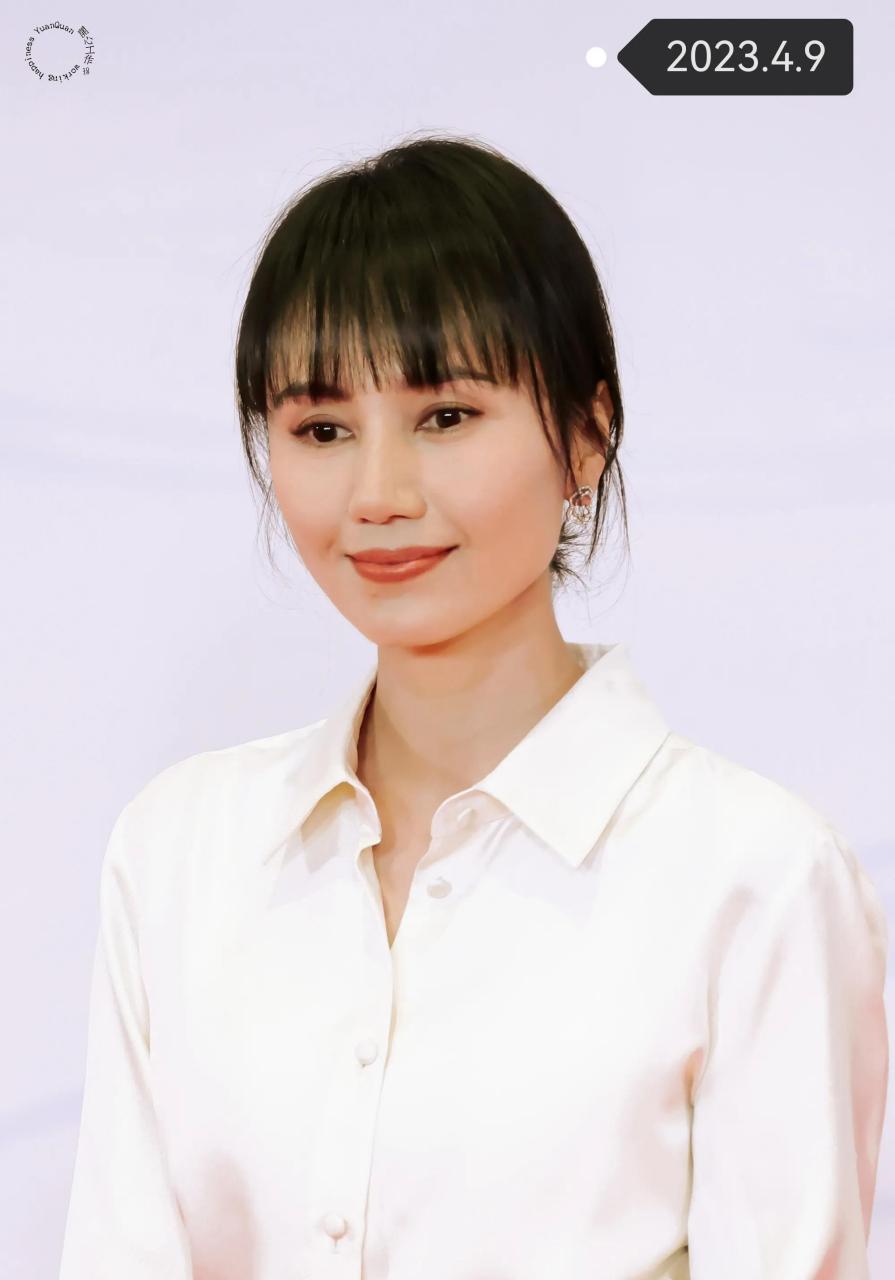 著名女演员袁泉4月9日在荆州出席活动,并于4月10日回了一趟自己的母校