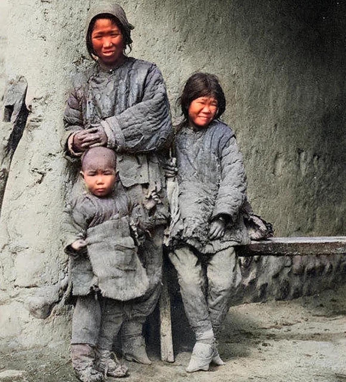 在这个时期,三寸金莲被当作女性的审美标准,而即使