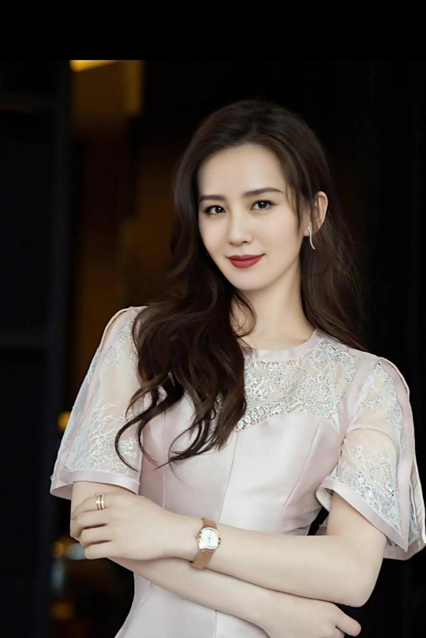 佟丽娅,杨幂,刘诗诗,杨颖同台领奖,从衣服看婚姻状态!