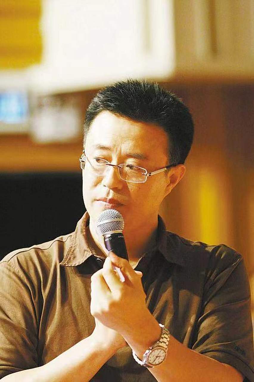 那年著名主持人白燕升刚结婚,妻子周佳意外摔了一跤造成瘫痪.