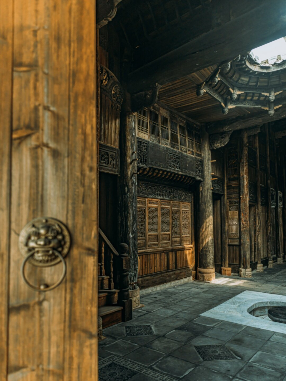 徽州木雕,这门古老而精美的民间雕刻艺术,广泛应用于建筑物和家庭