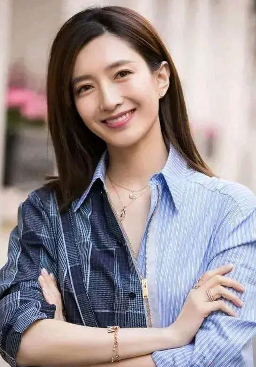 江疏影机场素颜# 江疏影最近因曝光素颜照引起了广泛关注和热议.