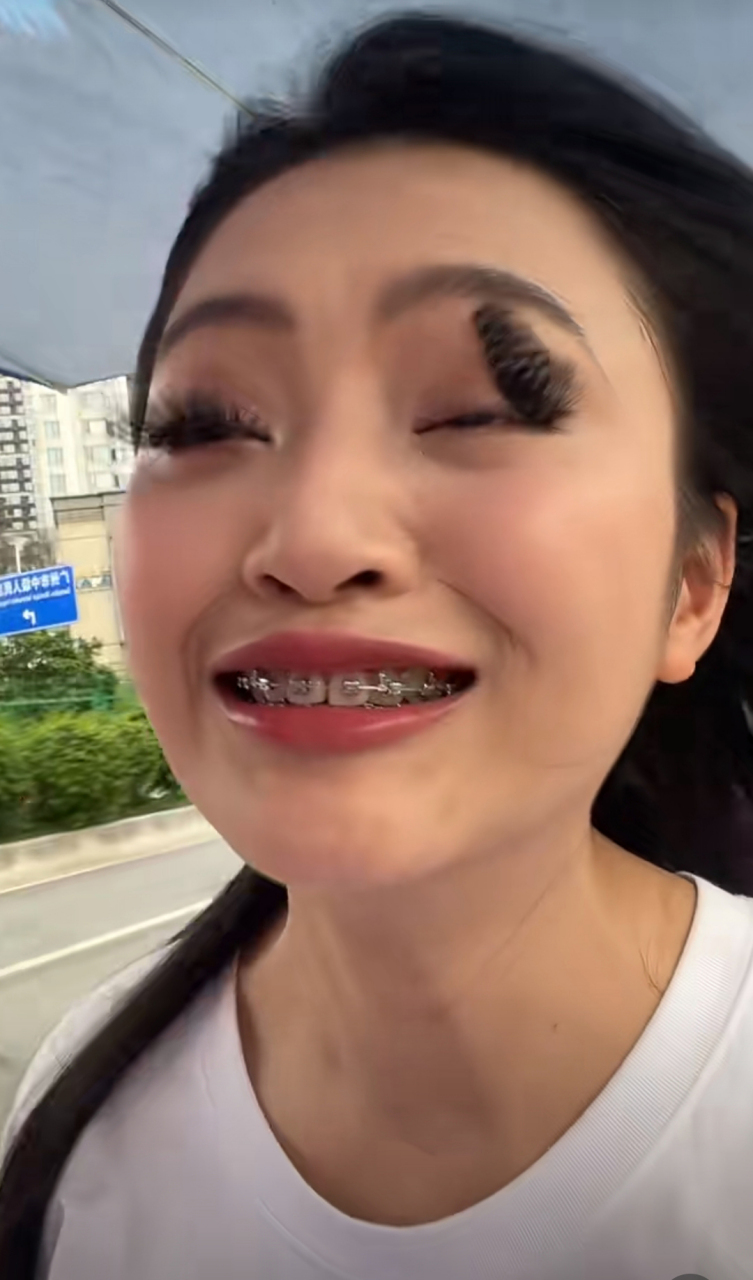 为什么我贴了假眼睫毛还要坐摩的呀[流泪]#搞笑