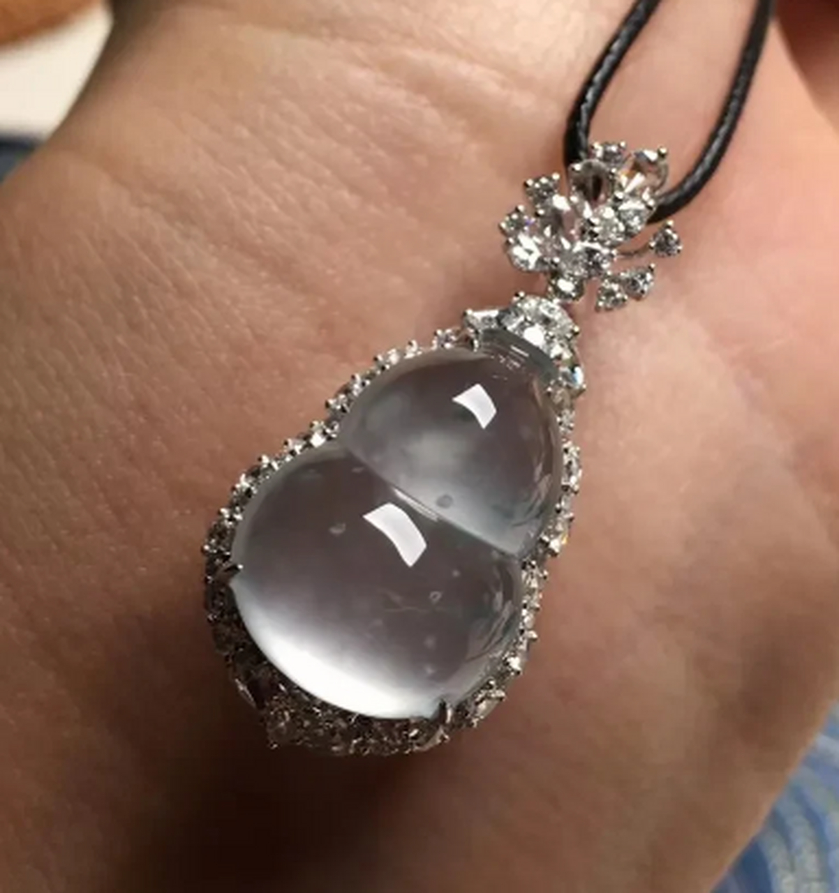 点击头像看直播##翡翠#高冰种翡翠葫芦吊坠,硬朗如钢的质地,不失稳篌