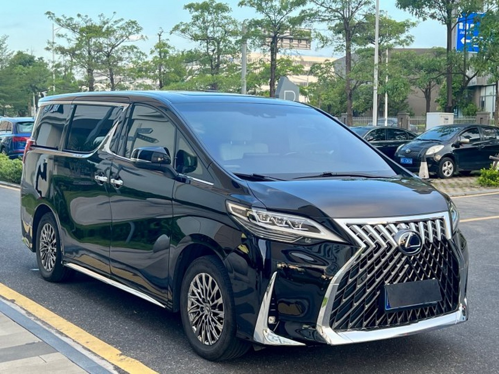 车友投稿:前段时间我老板买了一辆雷克萨斯lm 300h七座版,听说要在裸