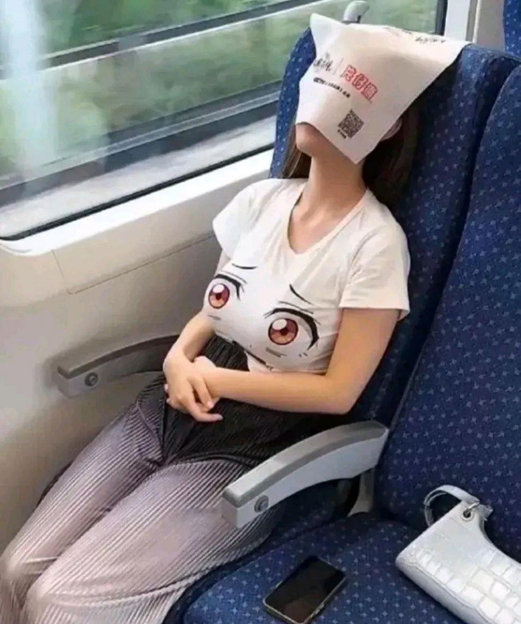 网友:坐高铁一美女的包包放到我位置了,该怎么叫醒她呢?