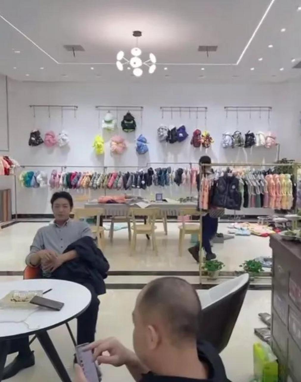 百家号星火计划# 许妈姚爸在童装店给奇奇悦悦挑选衣服!