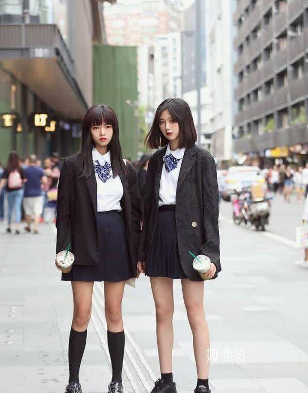 肉感美女穿短裤,jk风格非常的明显,真有韵味!