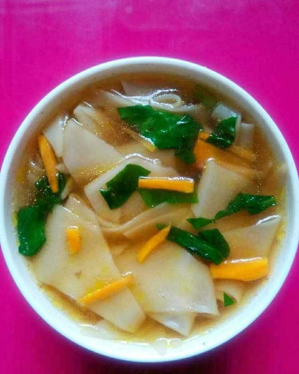 今天的午餐菠菜鸡蛋面片汤(前天包饺子剩下的皮,花卷,鸡蛋炒西红柿