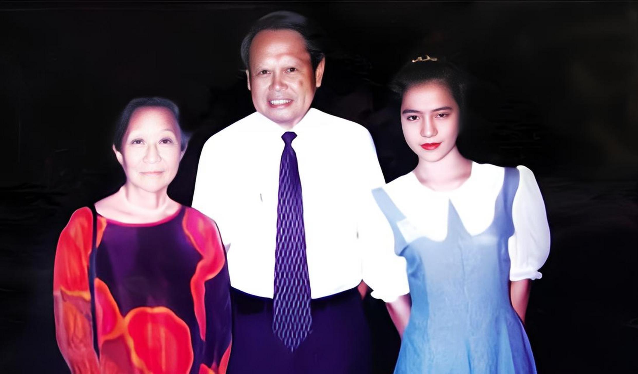 1995年,杨振宁和杜致礼夫妇与翁帆合影留念!