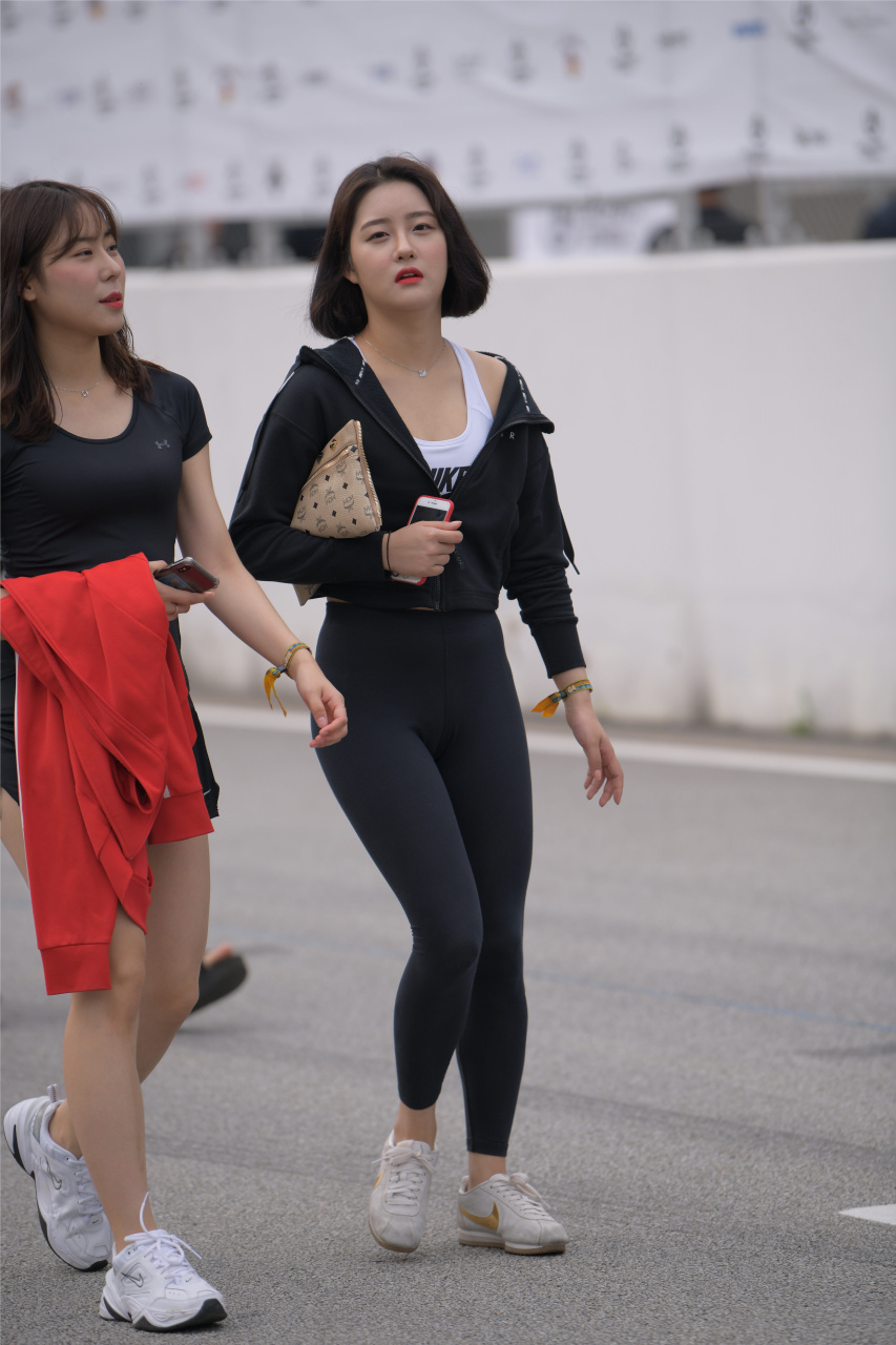 运动装搭配的小姐姐太迷人了#街拍美女