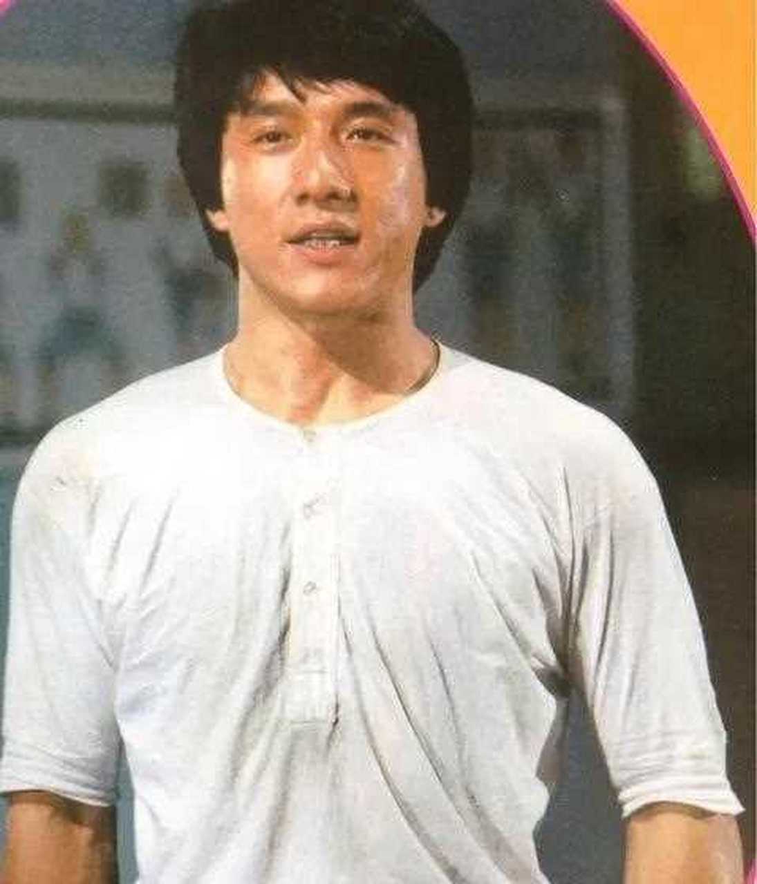 几岁的成龙留着一头飘逸的长发,在整上一身当时最时髦的服装,十分帅气