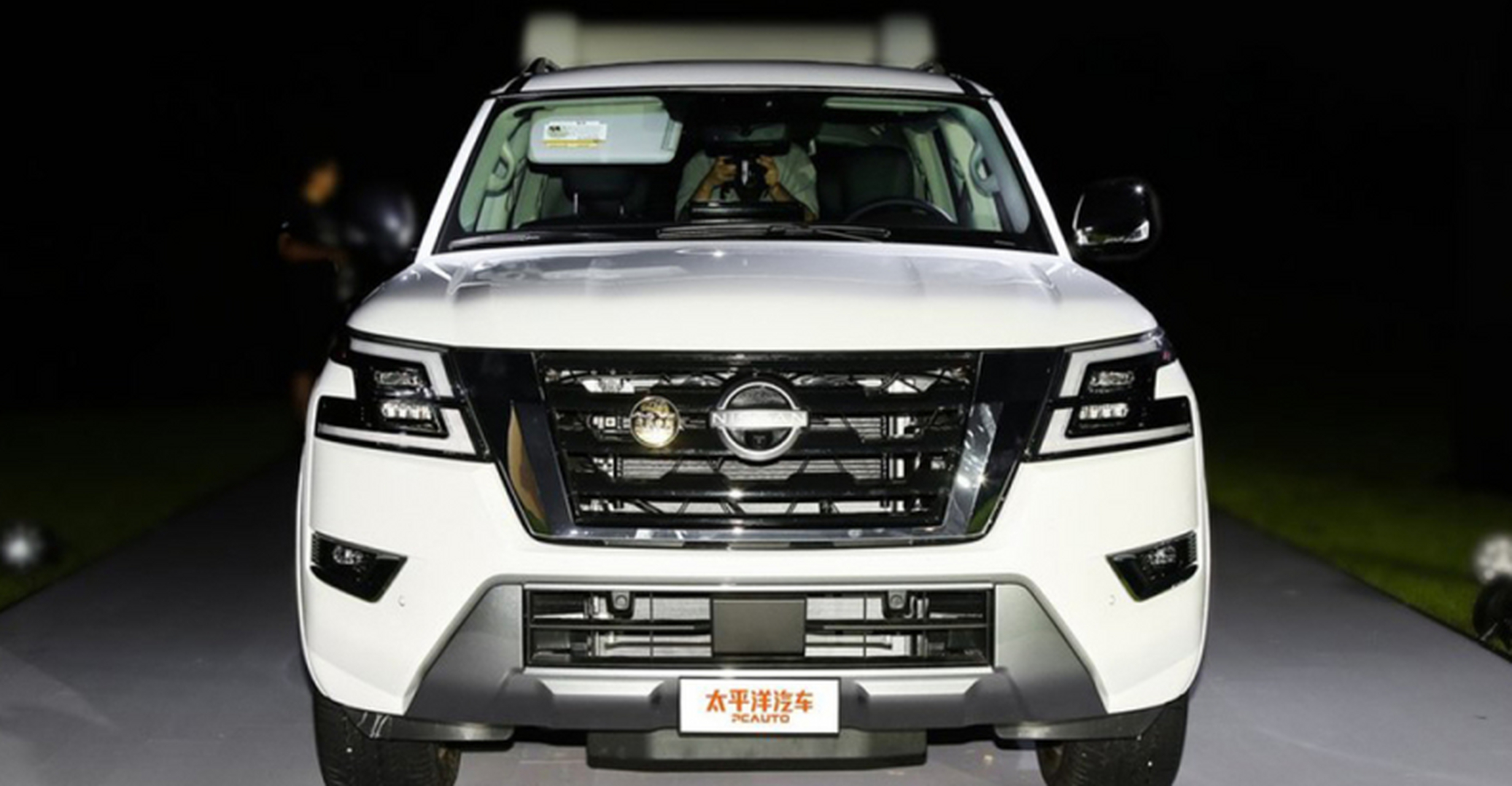 新款日产途乐外观总结来了:  1,新款日产途乐采用全新v-motion前脸