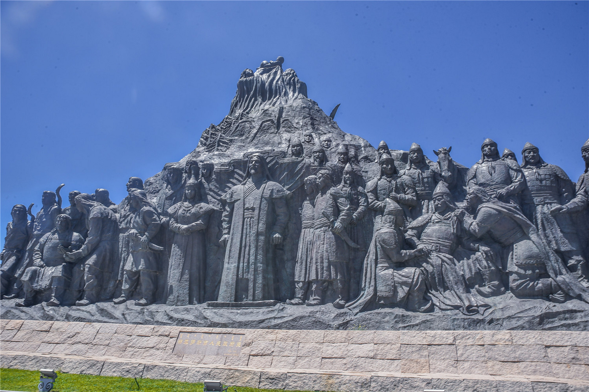 来到一代天骄雕塑,这里的群雕都是表现了成吉思汗的故事,从成吉思汗少