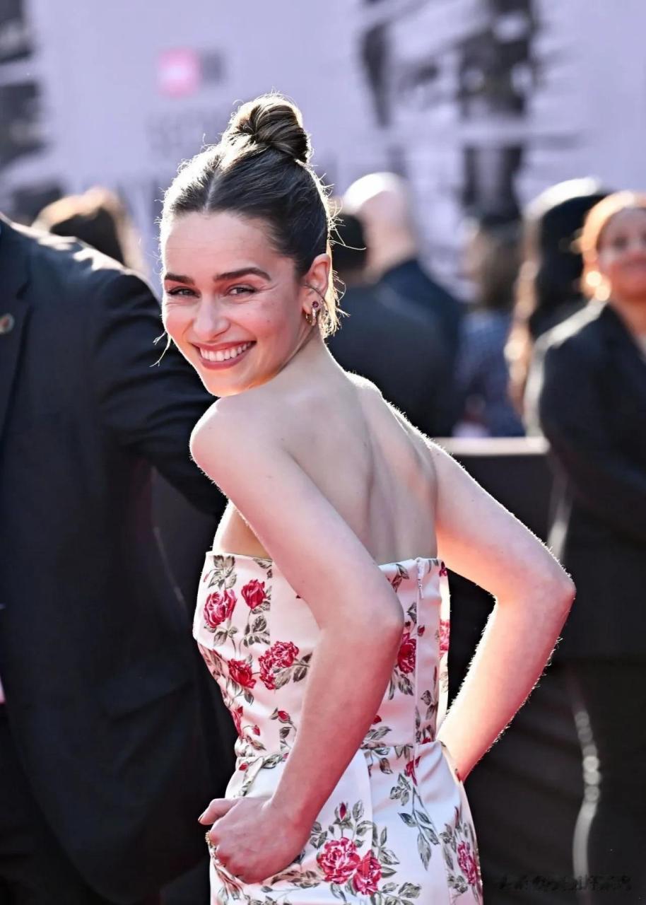 美剧《权力的游戏》龙妈扮演者 生活中的她是个非常积极乐观的人 就算