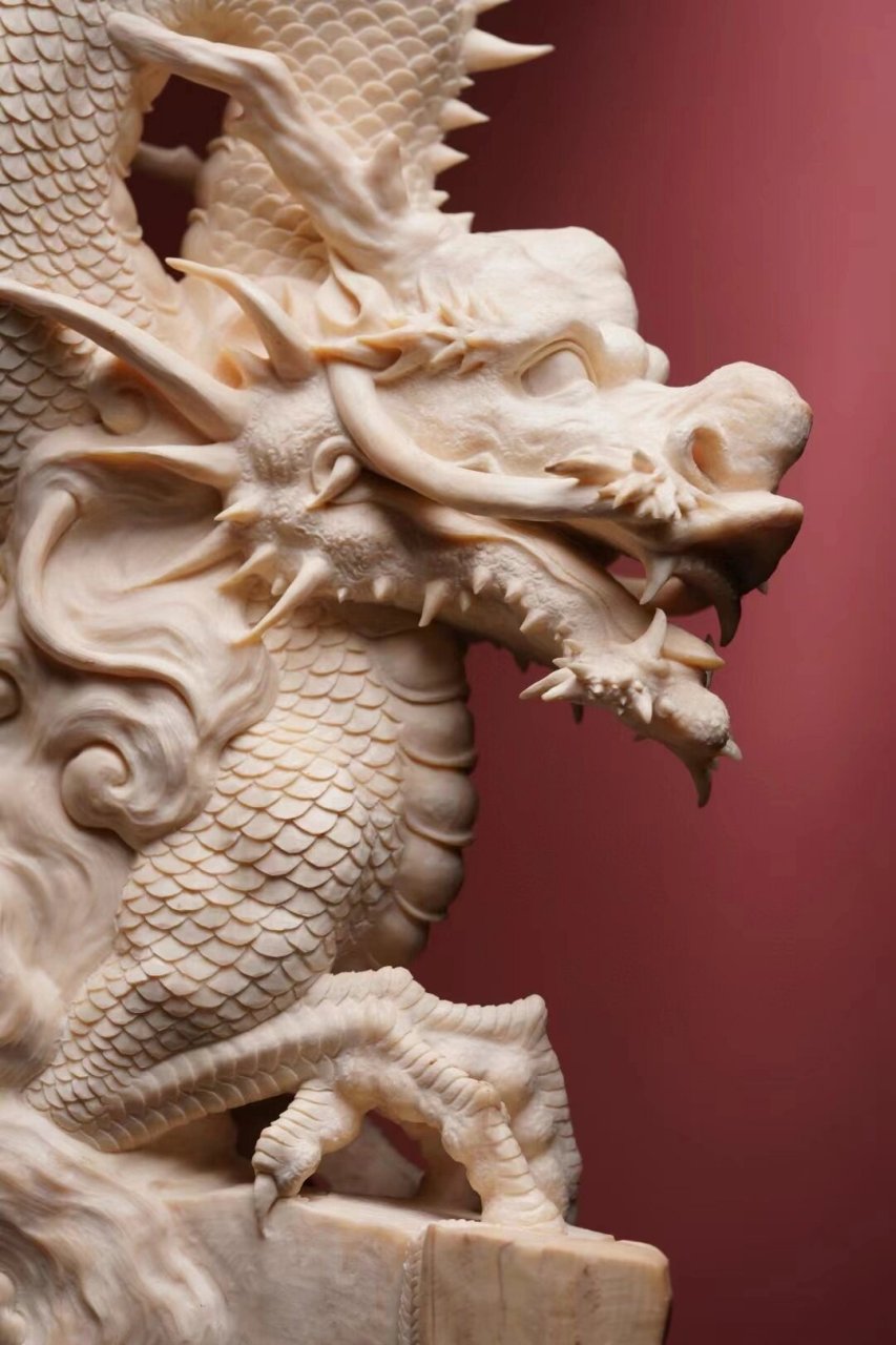 猛犸望子成龙  《望子成龙》是以优质冰料精心雕刻而成,展现了一条
