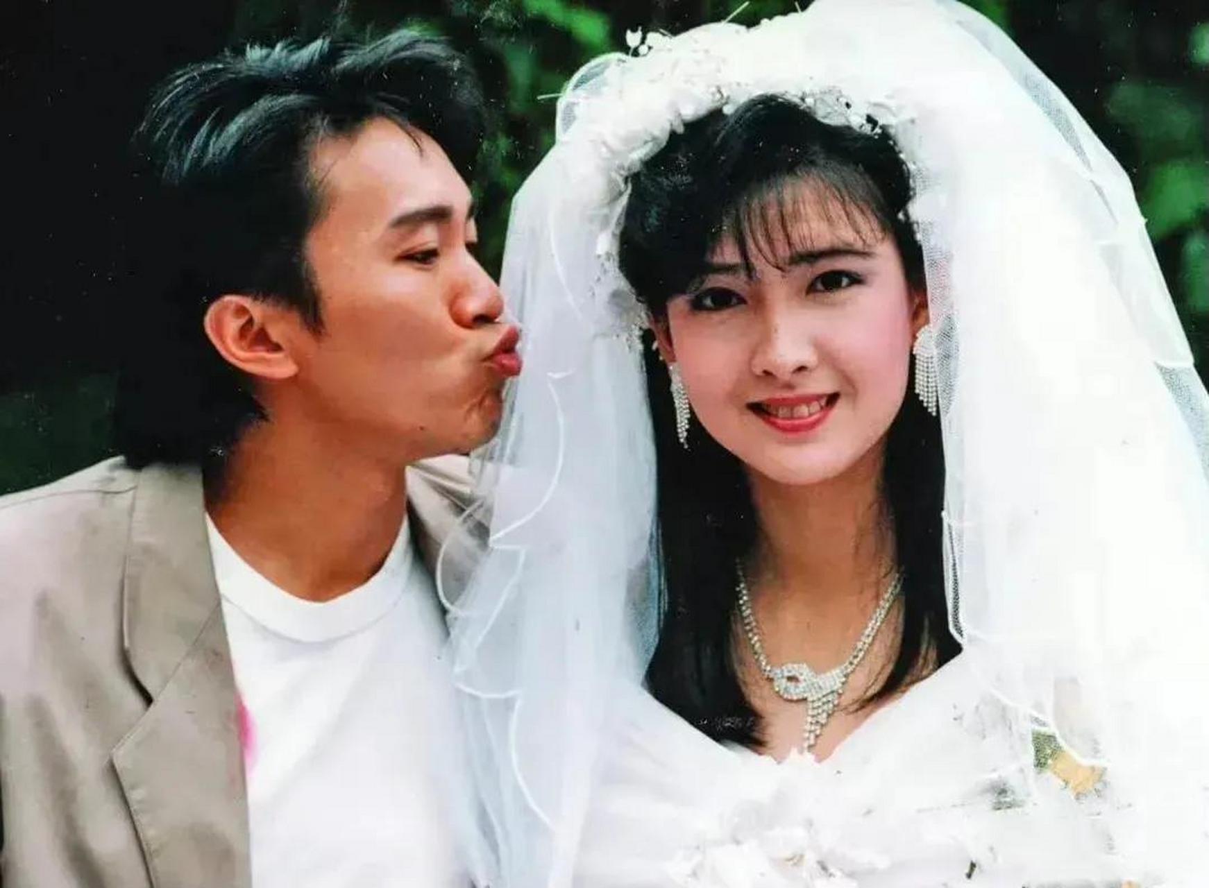 90年代,周星驰和周慧敏曾经在一起拍照.