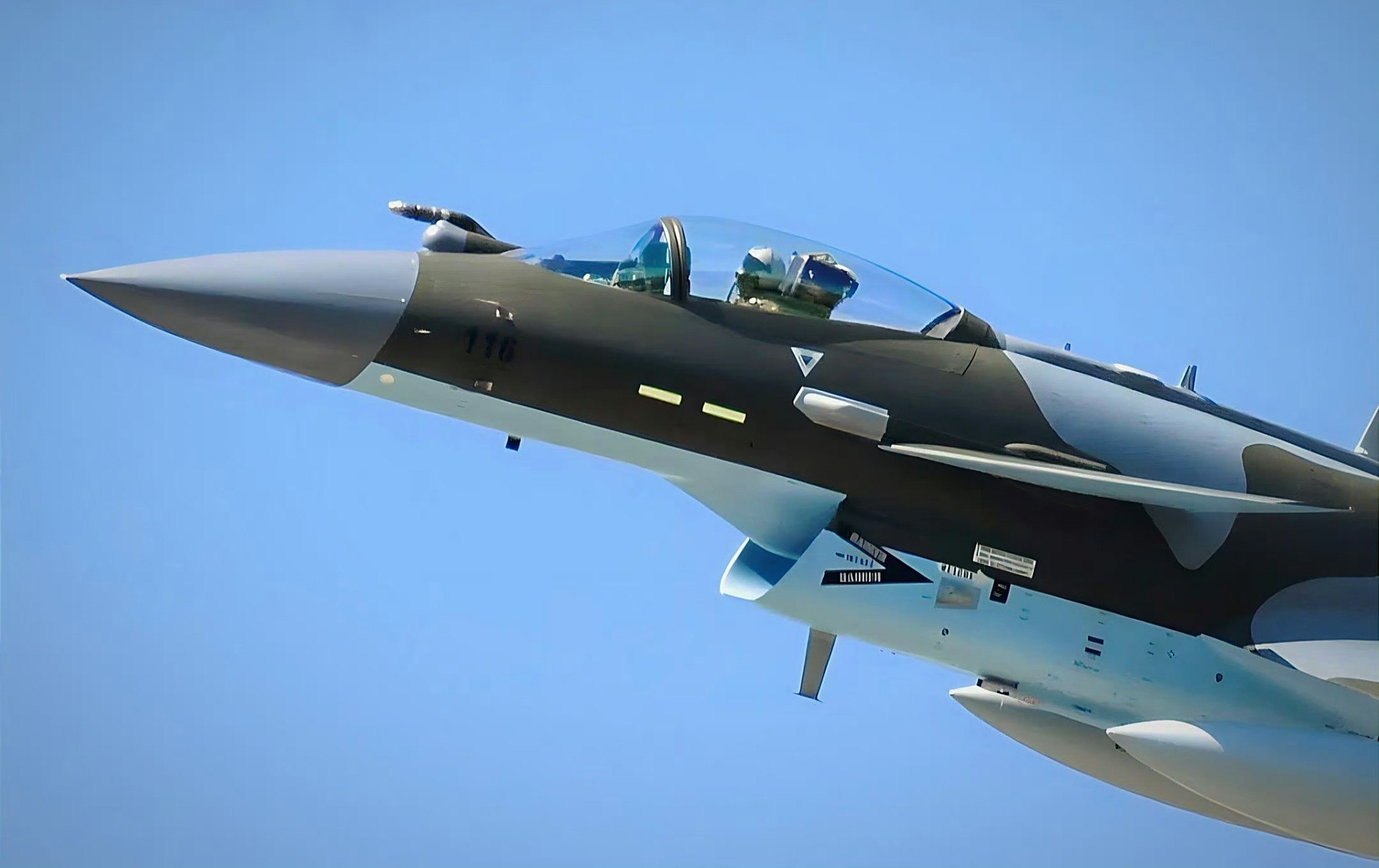 巴基斯坦空军歼-10ce战斗机,这涂装第一次看到的时候不好看,不过看多