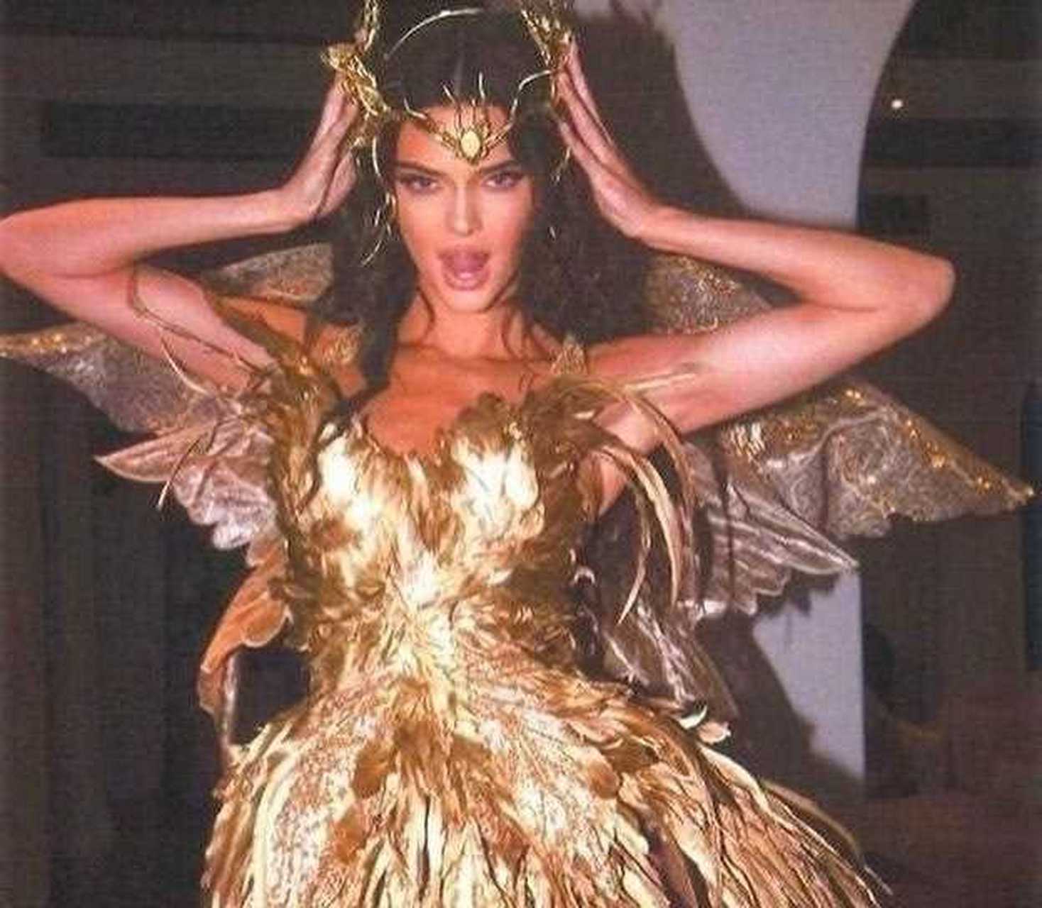 肯豆穿上金色精灵礼服,戴上翅膀太仙气了. 像童话世界里的精灵.