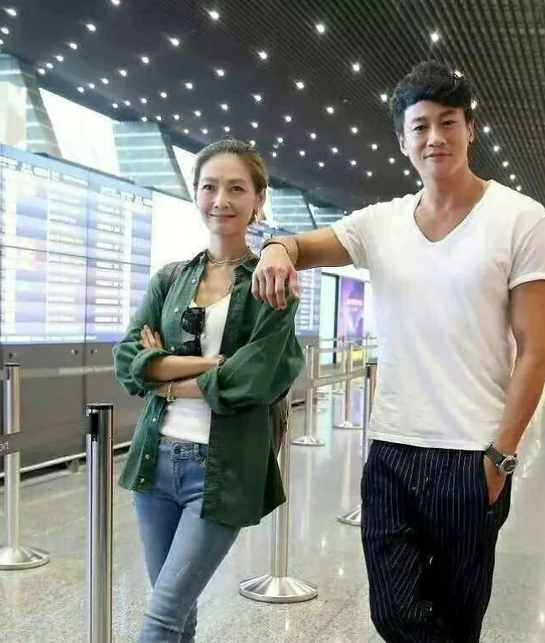 何润东和他老婆,好甜蜜