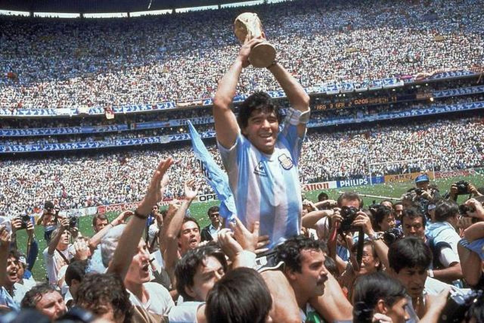 有一代球王之称的迭戈·马拉多纳(diego maradona)因突发心脏病死亡