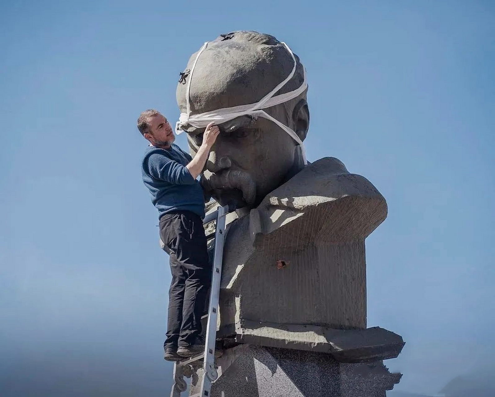 乌克兰拆除列宁雕像.