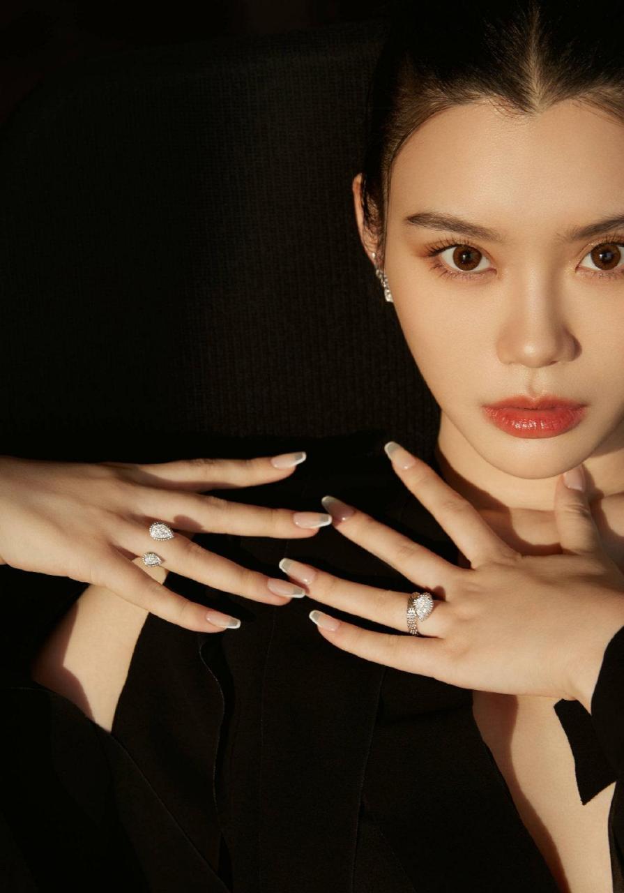 奚梦瑶二胎产后首次出席活动 她身穿黑色深v薄纱飘带套装,气质性感