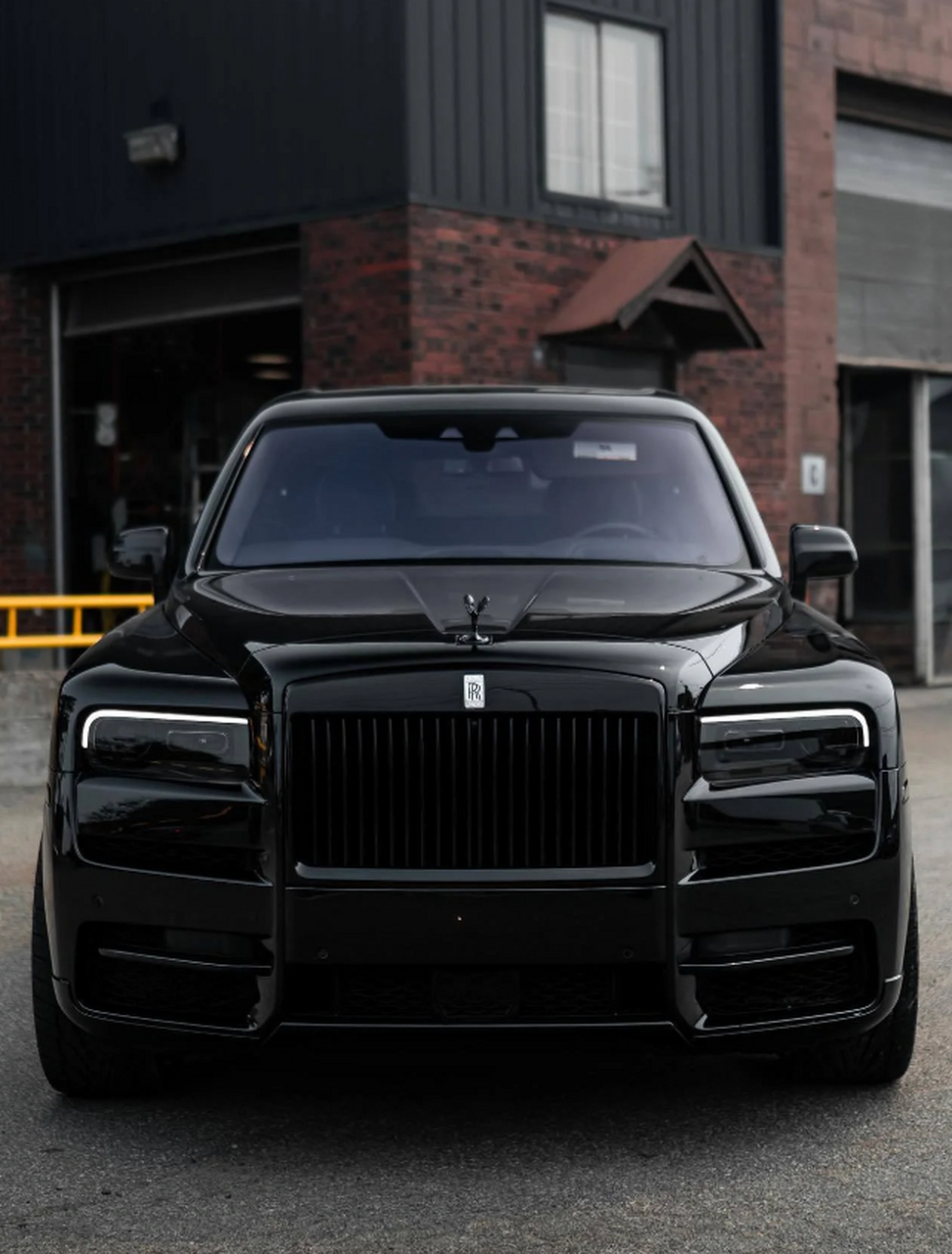 【库里南黑武士造型惊艳亮相,豪车界神秘风暴来袭!