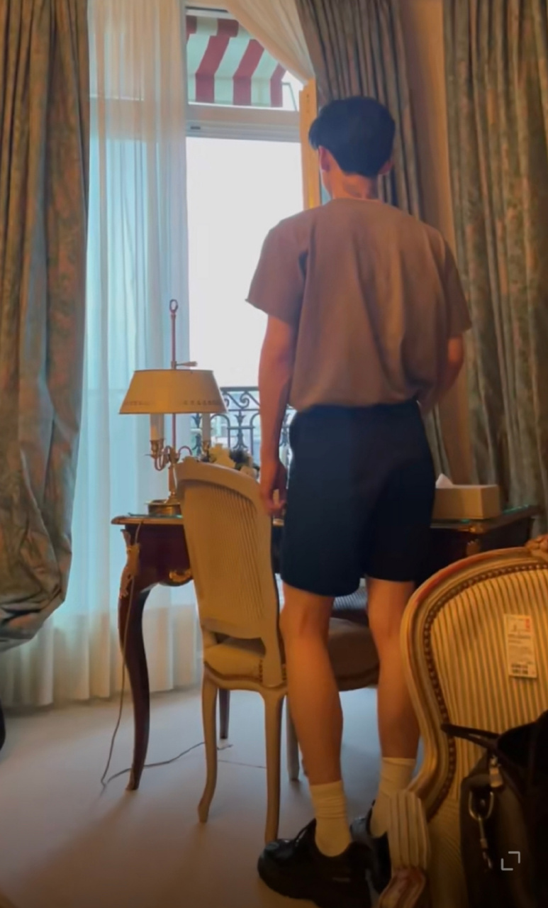 白敬亭纹身#  白敬亭脖子后面纹身应该是翅膀,作为公众人物,而鞘乔