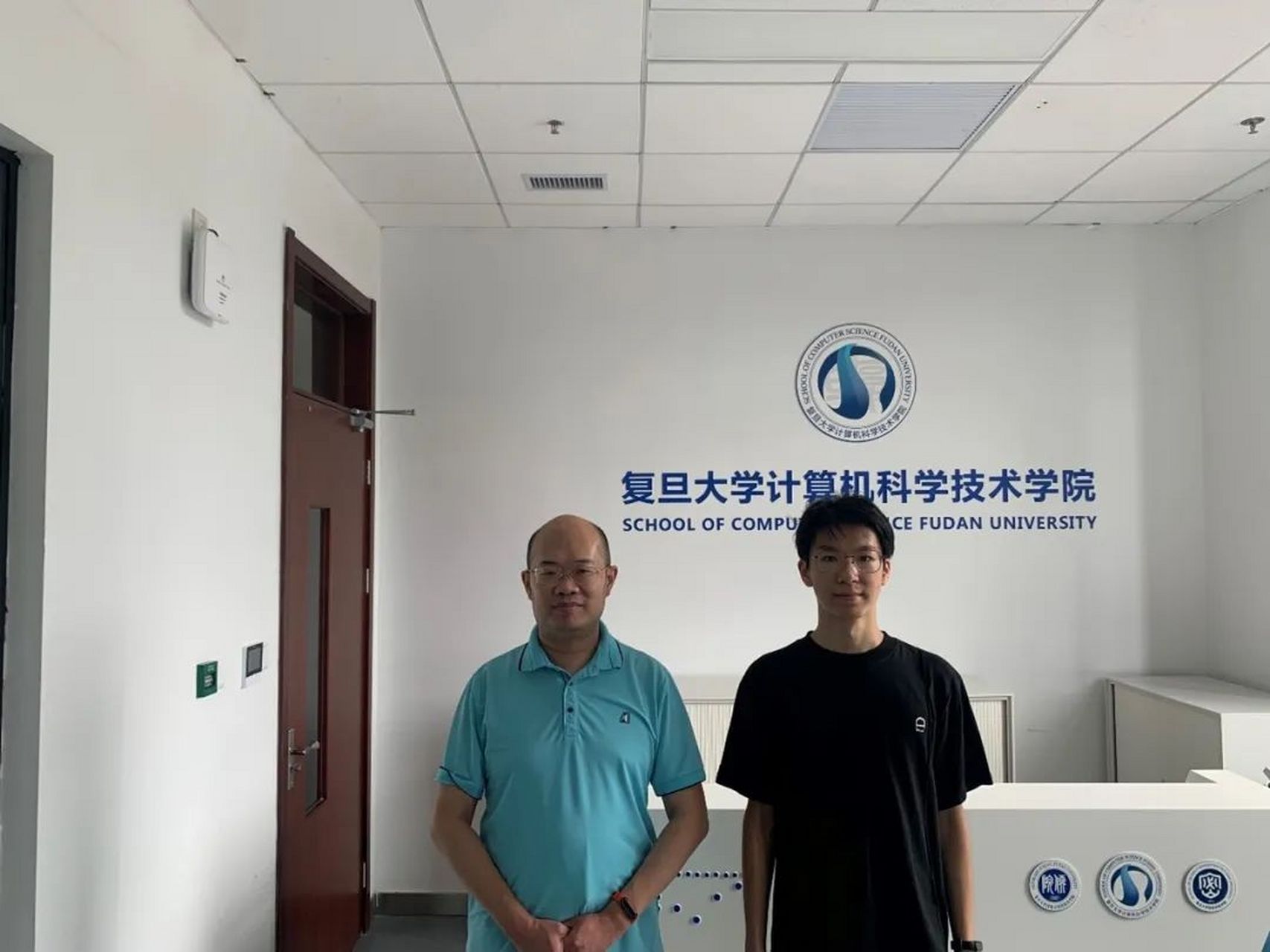 复旦大学计算机学院本科生黄润获得acm竞赛本科生组第一名.