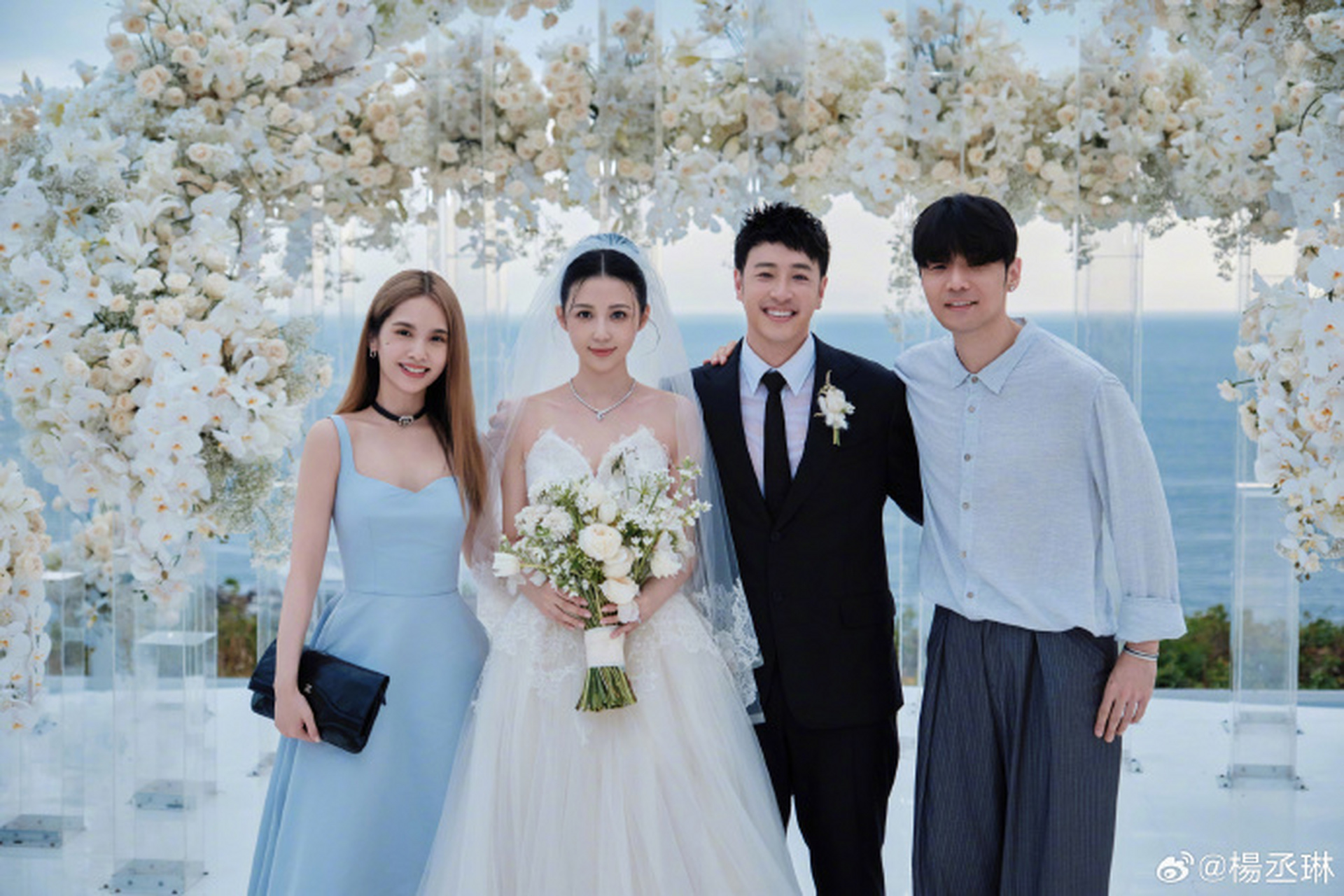 杨丞琳在社交平台高调晒出了一组照片,照片中,杨丞琳和李荣浩现身婚礼