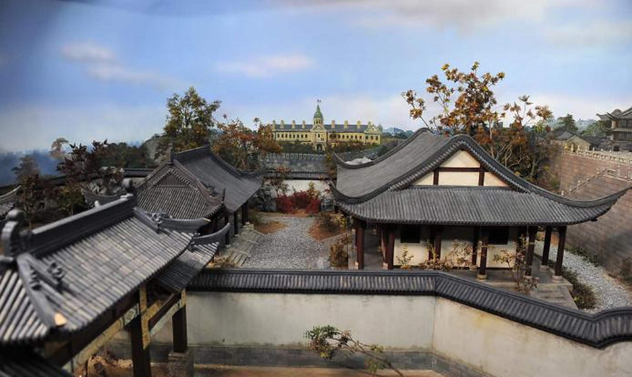 张啸林登台唱戏,台下的观众要走,他掏出一沓钞票,漫天花雨地撒了出去