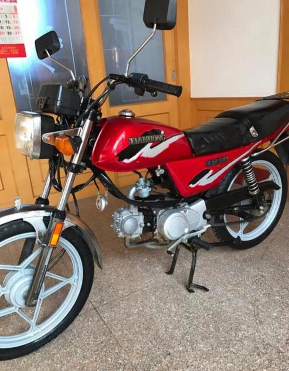 1980年代的嘉陵70和本田90是神车一样的存在,这两款摩托车都是本田